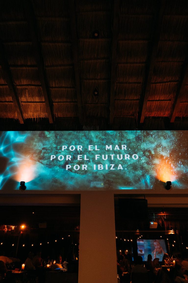 Proyección con el lema «Por el mar. Por el futuro. Por Ibiza» en A Night for the Sea