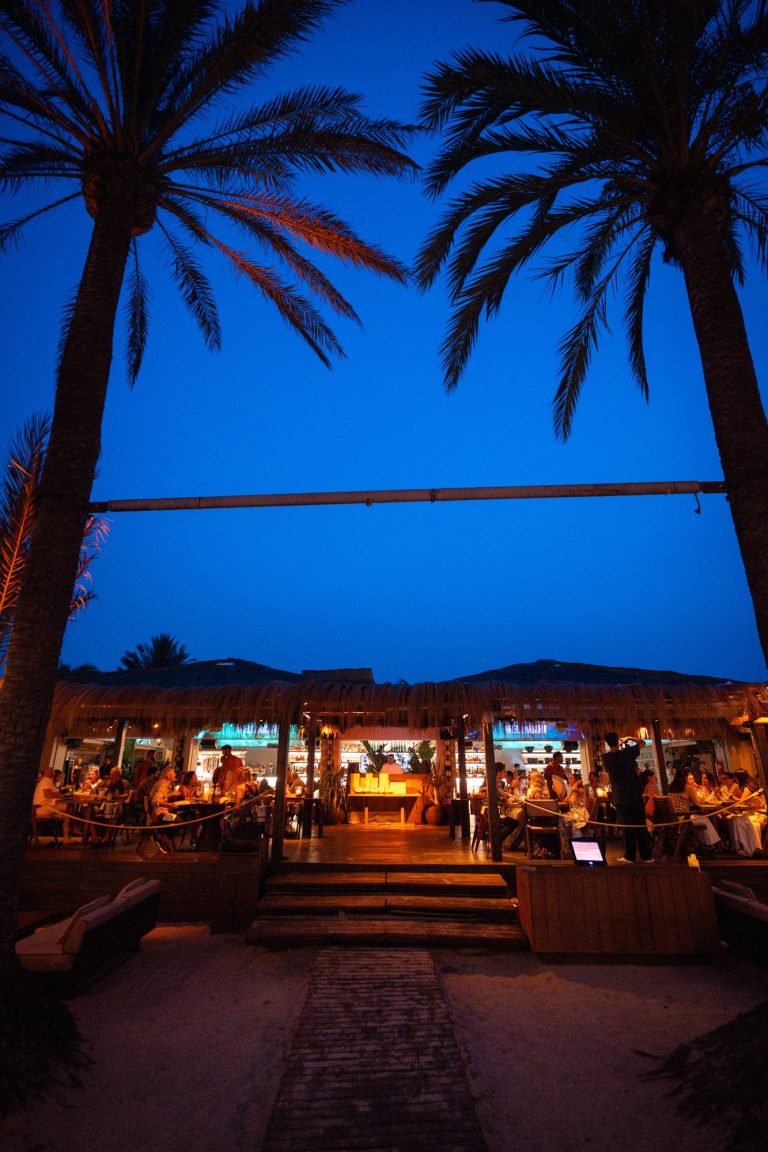 Beachouse Ibiza al anochecer durante A Night for the Sea