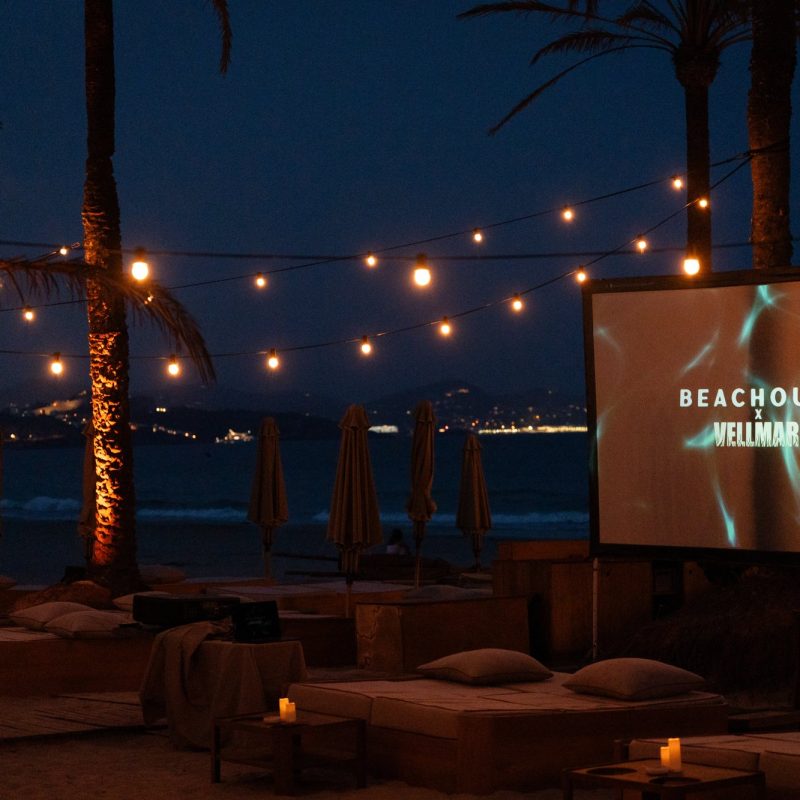 Pantalla con los logos de Beachouse y Vellmarí en la playa