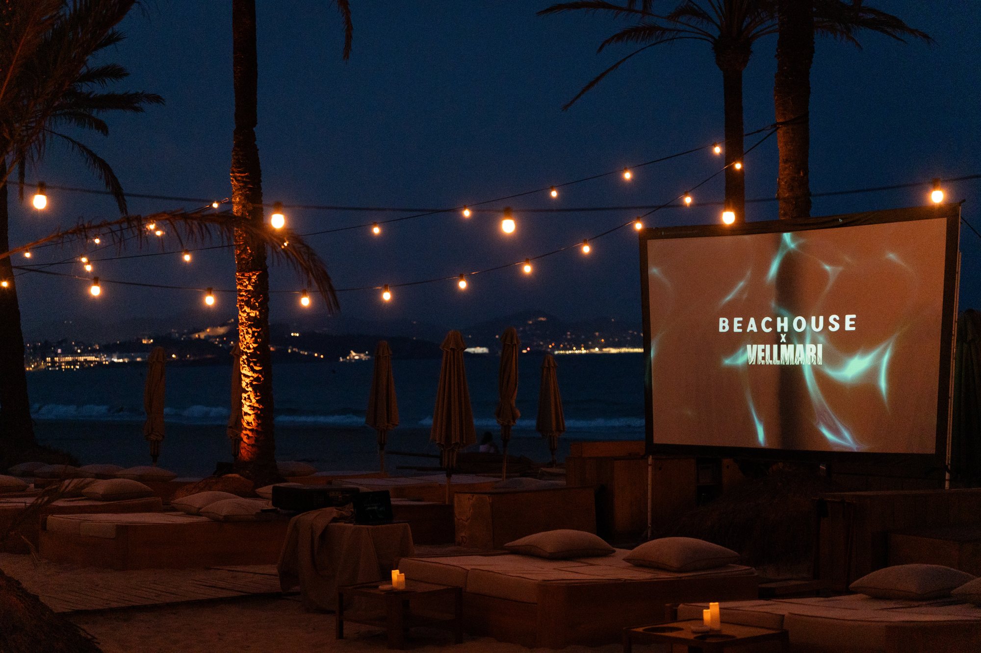 Pantalla con los logos de Beachouse y Vellmarí en la playa
