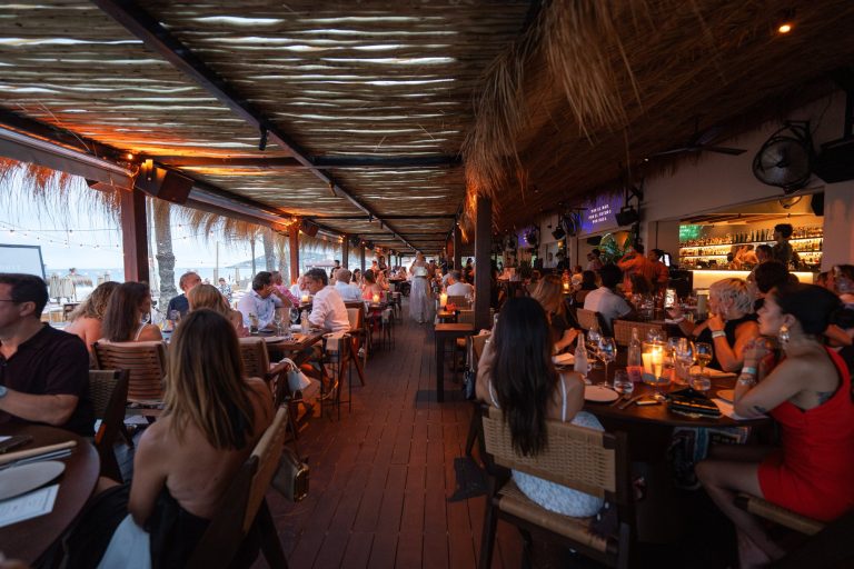 Ambiente durante la cena benéfica en Beachouse Ibiza