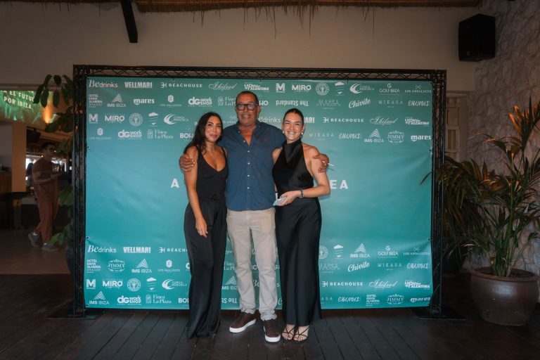 Invitados en el photocall de A Night for the Sea, en Beachouse Ibiza