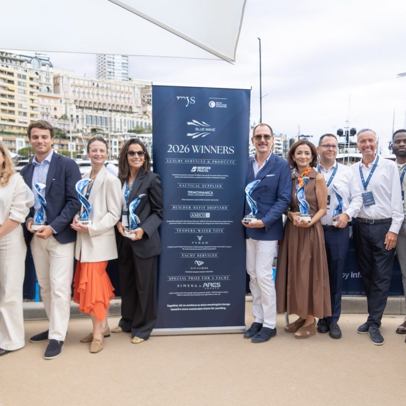 Ganadores de los Blue Wake™ Awards 2026 en el Monaco Yacht Show, con sus trofeos junto al cartel de premiados